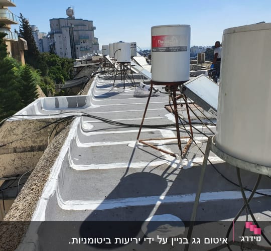 איטום גג עם חומר לבן סביב דודי שמש